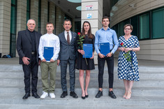 Nagrodzeni studenci-sportowcy z dyrektorem CSA mgr. J. Pająkiem, prof. PRz I. Włoch i prof. G. Ostaszem,