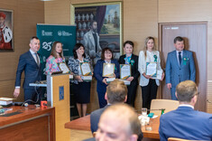 Władze uczelni wraz z pracownikami Działu Współpracy Międzynarodowej,