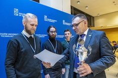 Zwycięzcy z przedstawicielami władz uczelni,