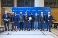 Zwycięzcy z przedstawicielami władz uczelni,