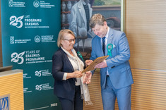 Rektor prof. P. Koszelnik wręcza dyplom prof. R.E. Śliwie,