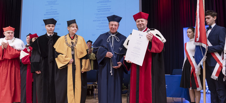 Wręczenie dyplomu doktorowi honoris causa prof. K. Matyjaszewskiemu,